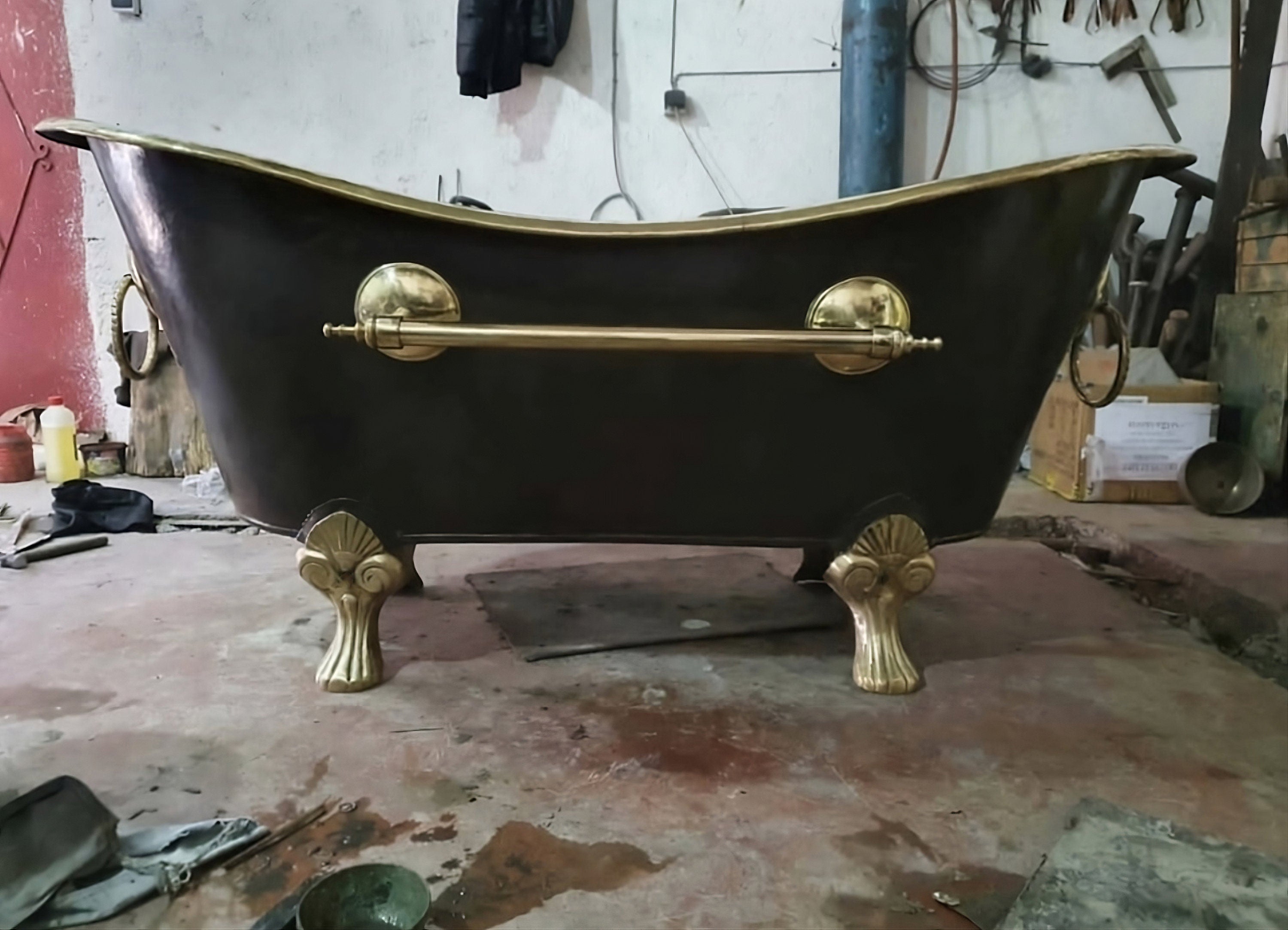 Luxurious Brass Clawfoot Bathtub – Black Exterior & Timeless Elegance