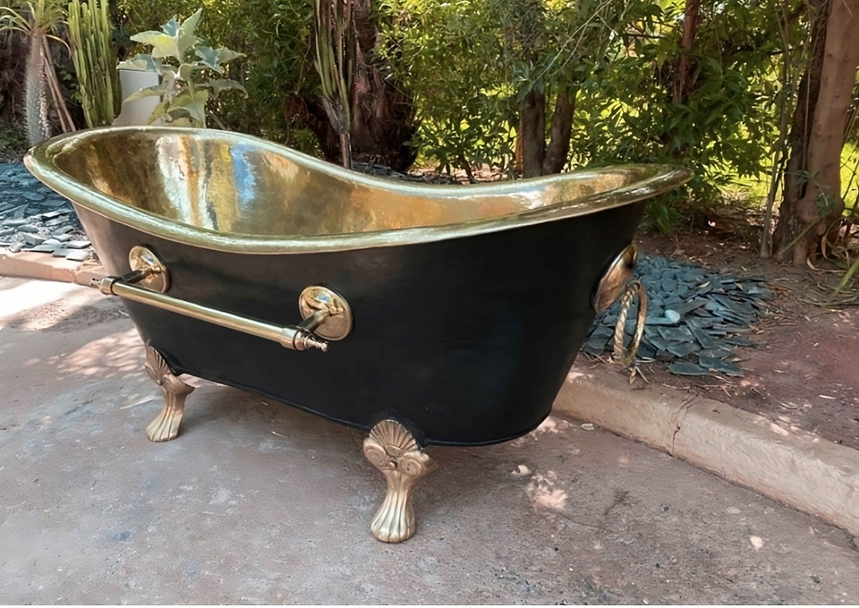 Luxurious Brass Clawfoot Bathtub – Black Exterior & Timeless Elegance