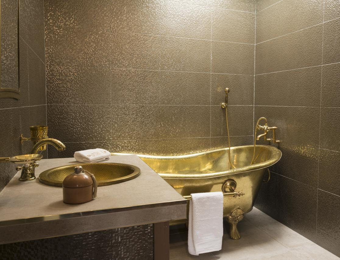 Clawfoot Copper Bathtub with Towel Bar – Luxury Freestanding Tub